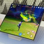O Galaxy Z Fold 7 aberto em uma mesa de madeira marrom