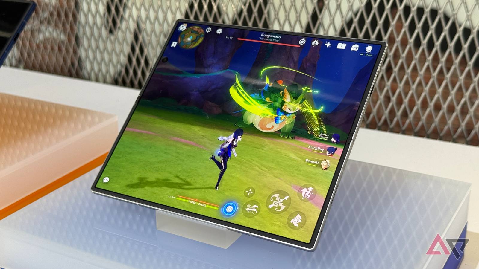 O Galaxy Z Fold 7 aberto em uma mesa de madeira marrom
