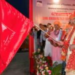 O vice-governador Manoj Sinha sinaliza o primeiro lote de peregrinos de Jammu