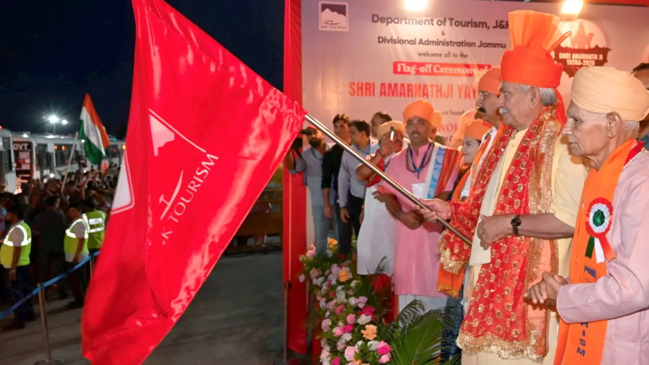 O vice-governador Manoj Sinha sinaliza o primeiro lote de peregrinos de Jammu
