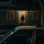 Inde Navarrette como Nikki e Michael Johnston como Bear deitado na cama
