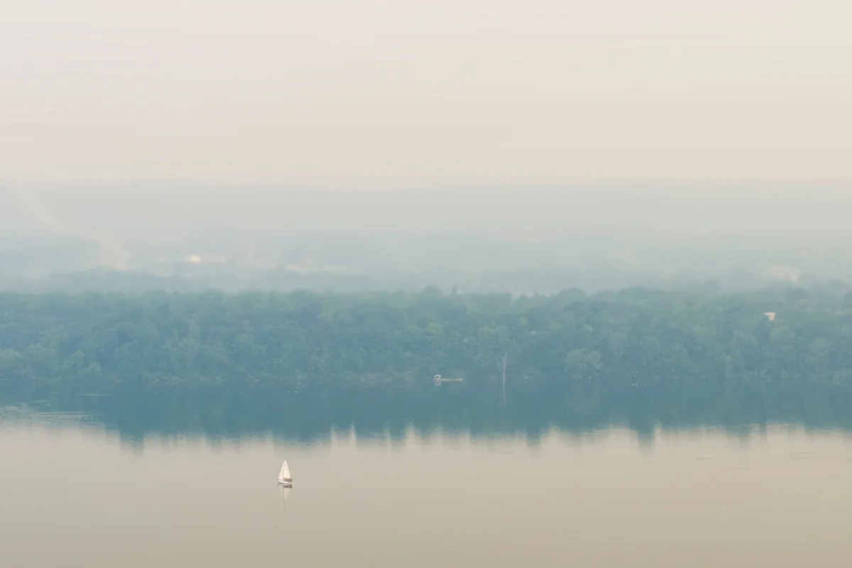 Uma imagem de satélite da fumaça dos incêndios florestais canadenses enquanto ela desce pela costa leste dos EUA, América do Norte, 14 de julho de 2026.