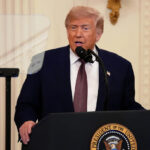 Andrew Harnik / Getty Images - FOTO: O presidente Donald Trump leu em um teleprompter na Sala Leste da Casa Branca, 18 de junho de 2026 em Washington.