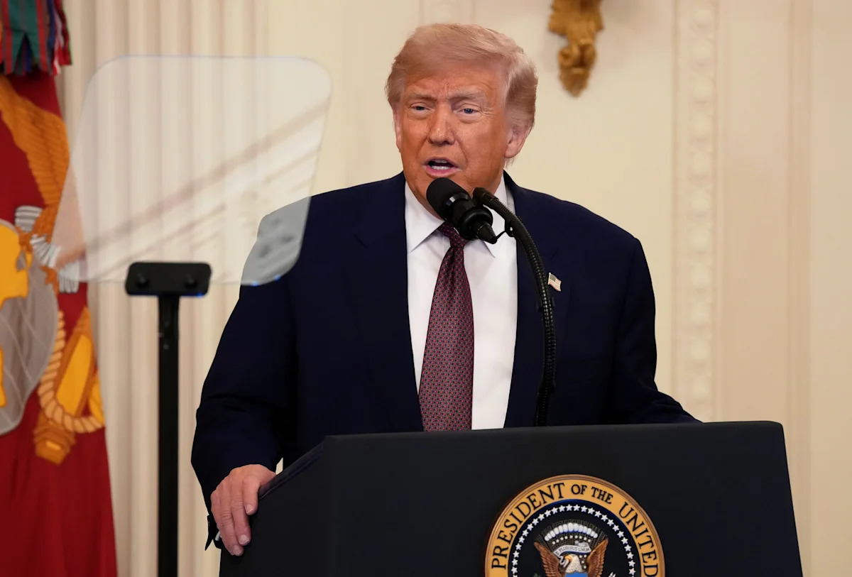 Andrew Harnik / Getty Images - FOTO: O presidente Donald Trump leu em um teleprompter na Sala Leste da Casa Branca, 18 de junho de 2026 em Washington.