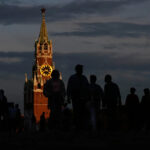 Pavel Bednyakov/AP Photo/Pavel Bednyakov - FOTO: Pessoas caminham pela Praça Vermelha durante o pôr do sol em Moscou, Rússia, em 6 de julho de 2026.