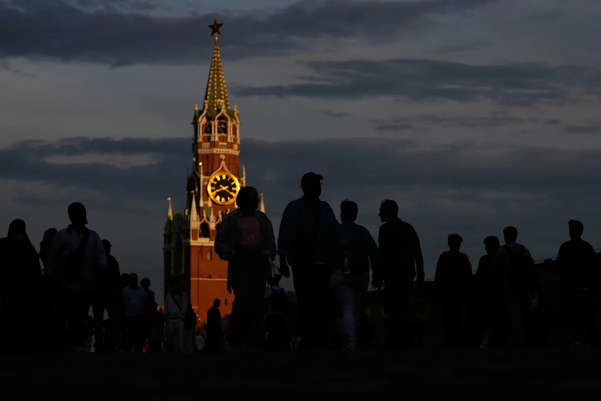 Pavel Bednyakov/AP Photo/Pavel Bednyakov - FOTO: Pessoas caminham pela Praça Vermelha durante o pôr do sol em Moscou, Rússia, em 6 de julho de 2026.
