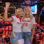 Dois torcedores ingleses em Newcastle se preparam na madrugada desta segunda-feira para o empate com o México