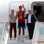 O capitão Rodri levantou a Copa do Mundo quando a Espanha pousou em Madrid na tarde de segunda-feira