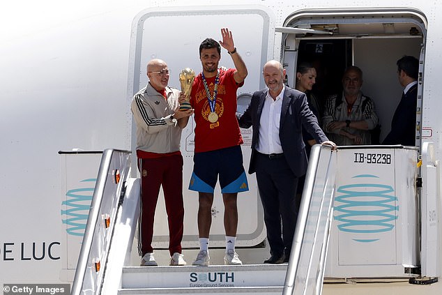 O capitão Rodri levantou a Copa do Mundo quando a Espanha pousou em Madrid na tarde de segunda-feira