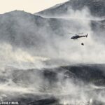 Os bombeiros alertaram que pode levar dias para extinguir um grande incêndio que eclodiu no sábado em uma charneca na Grande Manchester.