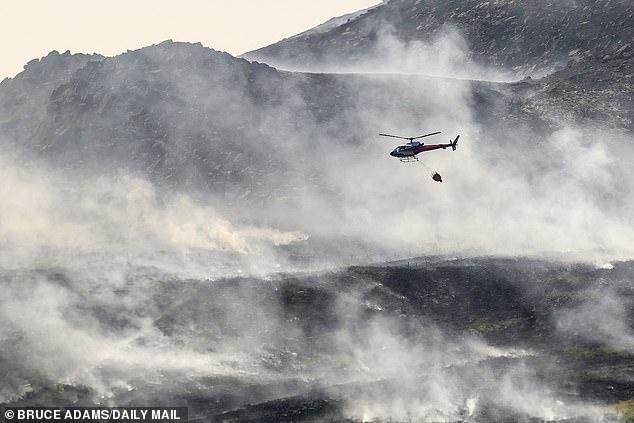 Os bombeiros alertaram que pode levar dias para extinguir um grande incêndio que eclodiu no sábado em uma charneca na Grande Manchester.