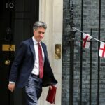 Os mercados se acalmaram um pouco antes da entrega do número 10 na segunda-feira, após sinais de que Ed Miliband está perdendo a batalha para se tornar chanceler.