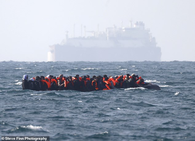 Os migrantes em pequenos barcos representaram menos de um em cada dez deportações no ano passado, mostram hoje os números.