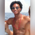Nolan Xavier Wells em um barco