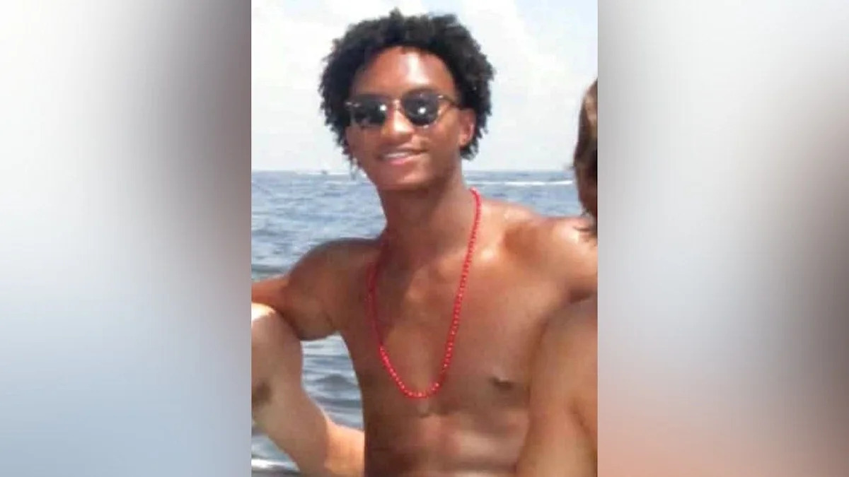 Nolan Xavier Wells em um barco