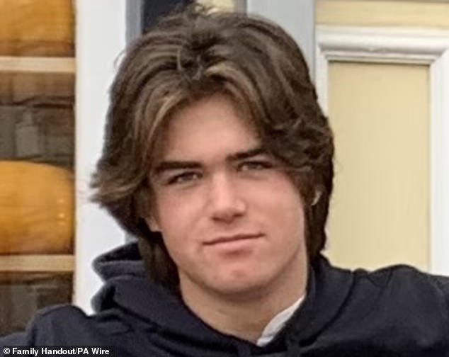 Raphaël Pryor, 17, desmaiou enquanto jogava o Field Game no Eton College e morreu mais tarde