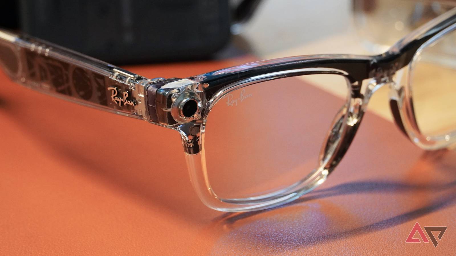 A lateral dos óculos inteligentes Ray-Ban Meta