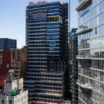 Trabalhadores inspecionam uma viga de suporte curvada dentro da 235 East 42nd Street, no centro de Manhattan, na quarta-feira, 8 de julho de 2026. - Yuki Iwamura/AP