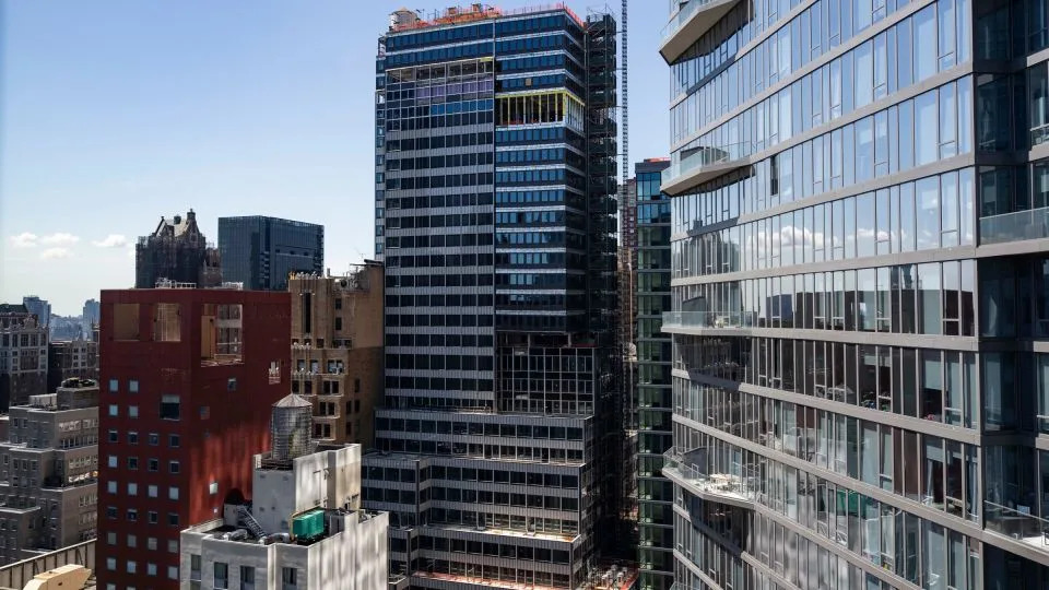 Trabalhadores inspecionam uma viga de suporte curvada dentro da 235 East 42nd Street, no centro de Manhattan, na quarta-feira, 8 de julho de 2026. - Yuki Iwamura/AP