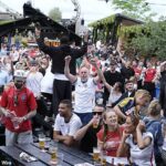 Torcedores da Inglaterra assistem ao jogo contra a RD Congo no Depot Mayfield, em Manchester, ontem