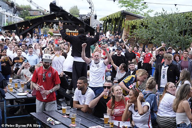 Torcedores da Inglaterra assistem ao jogo contra a RD Congo no Depot Mayfield, em Manchester, ontem