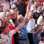 Estima-se que cerca de 22 milhões de pessoas – uma em cada três da população – fiquem acordadas até tarde para assistir às quartas-de-final da Copa do Mundo da Inglaterra, que começa às 22h. Na foto: torcedores assistindo Inglaterra x México no Boxpark
