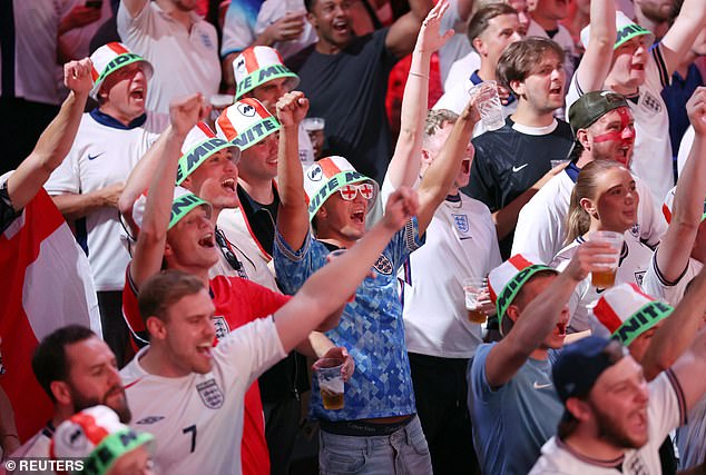 Estima-se que cerca de 22 milhões de pessoas – uma em cada três da população – fiquem acordadas até tarde para assistir às quartas-de-final da Copa do Mundo da Inglaterra, que começa às 22h. Na foto: torcedores assistindo Inglaterra x México no Boxpark