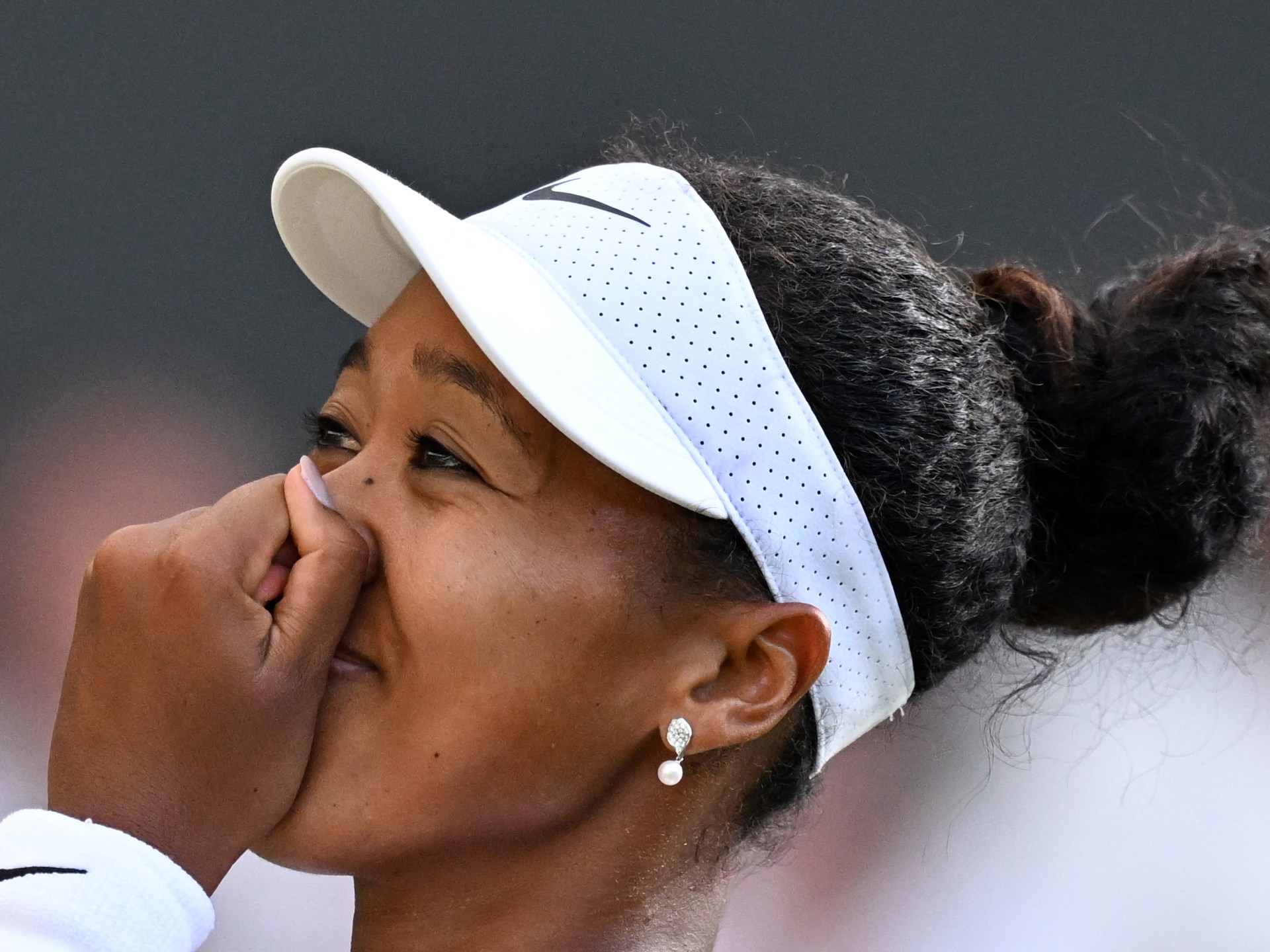 5 de julho de 2026; Londres, Reino Unido; Naomi Osaka (JPN) (L) aperta a mão de Aryna Sabalenka (R) na rede após a partida no sétimo dia do The Championships Wimbledon 2026 no All England Lawn Tennis and Croquet Club. Crédito obrigatório: Geoff Burke-Imagn Images