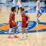 Sedrick Barefield e RK Ilagan da Blackwater Bossing durante um jogo contra Rain or Shine Elasto Painters na 2026 PBA Commissioner's Cup.