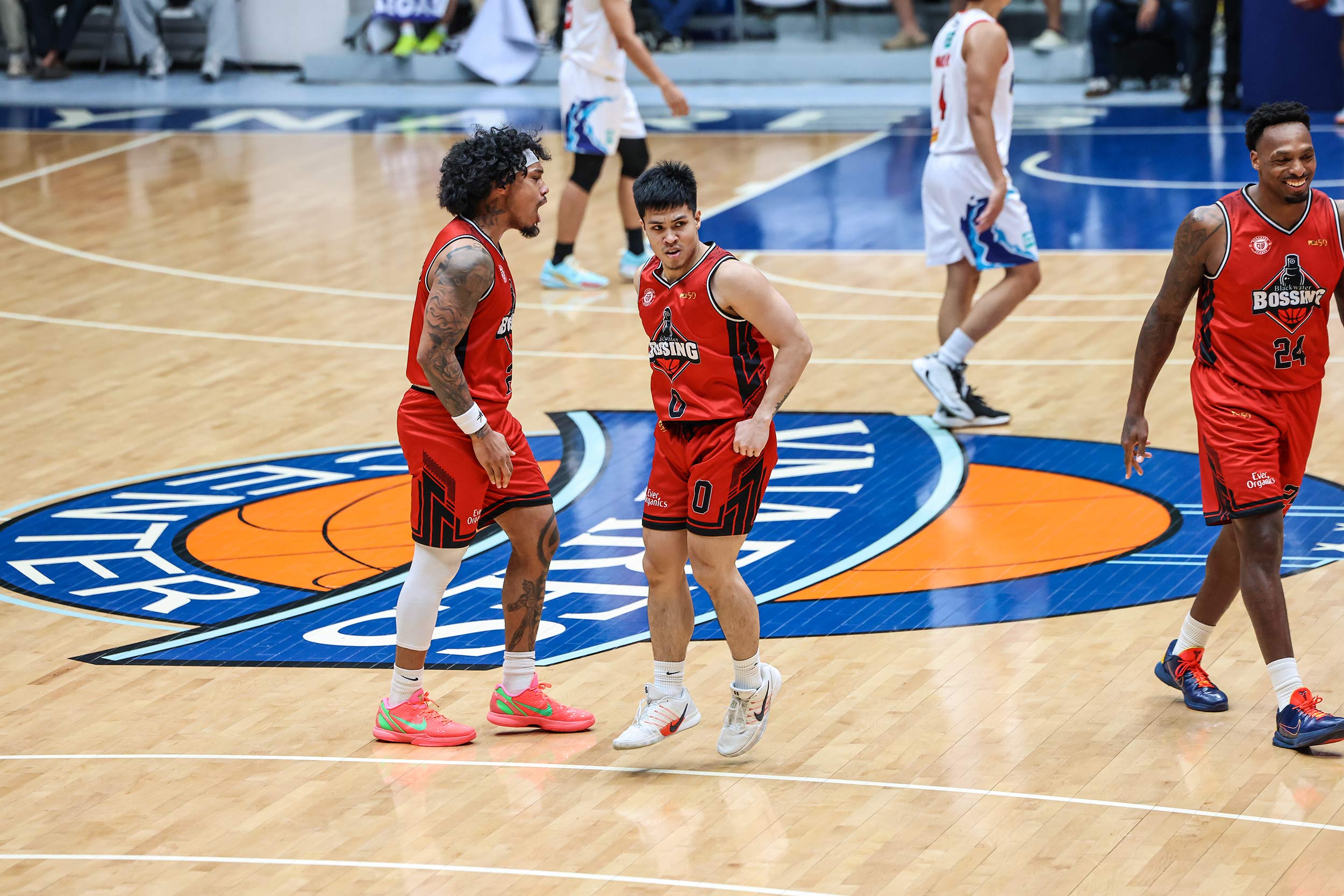Sedrick Barefield e RK Ilagan da Blackwater Bossing durante um jogo contra Rain or Shine Elasto Painters na 2026 PBA Commissioner's Cup.