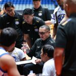 O novo técnico do NLEX, Jimmy Alapag, durante uma reunião em sua estreia na PBA Governors' Cup de 2026.