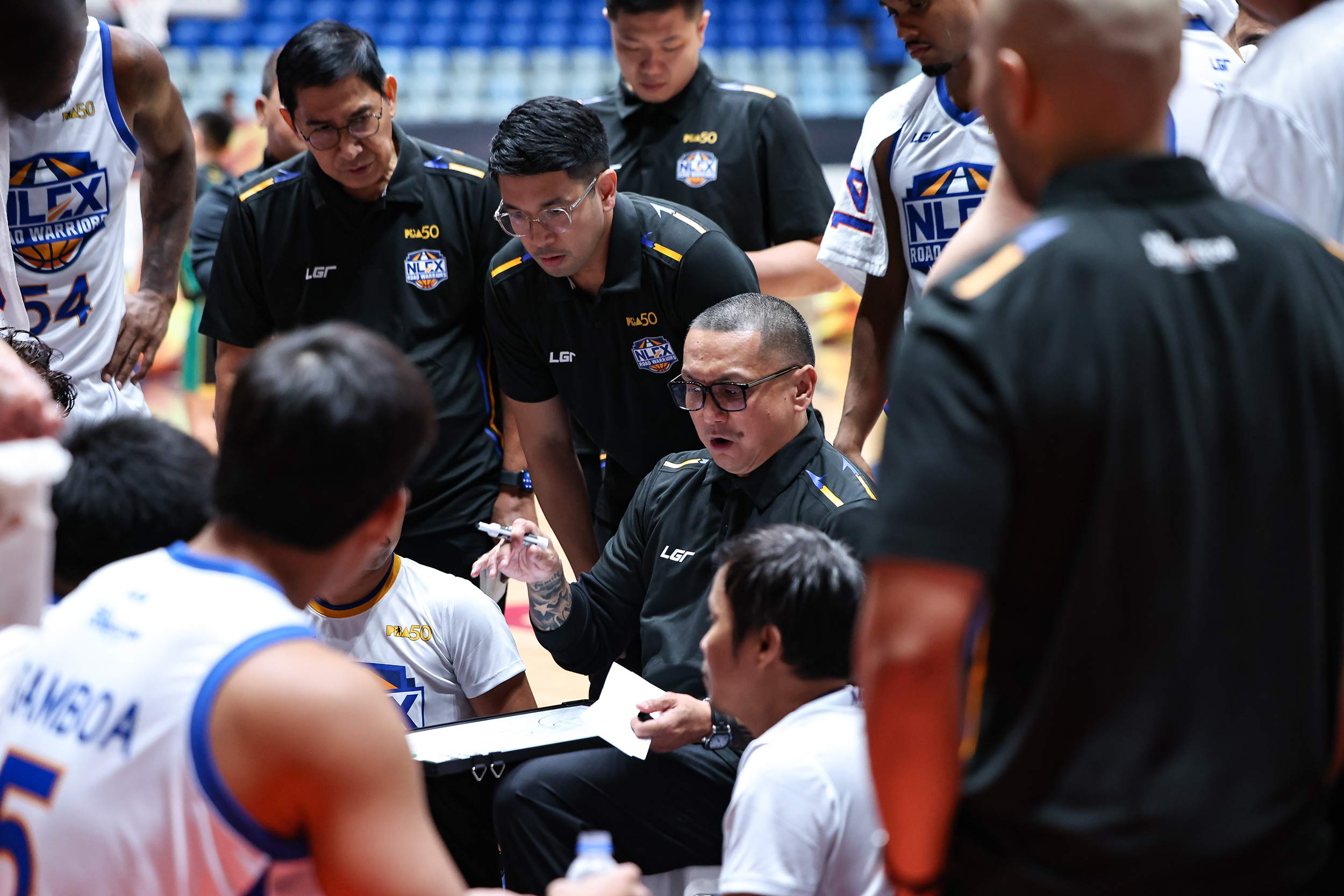 O novo técnico do NLEX, Jimmy Alapag, durante uma reunião em sua estreia na PBA Governors' Cup de 2026.