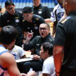 O novo técnico do NLEX, Jimmy Alapag, durante uma reunião em sua estreia na PBA Governors' Cup de 2026.