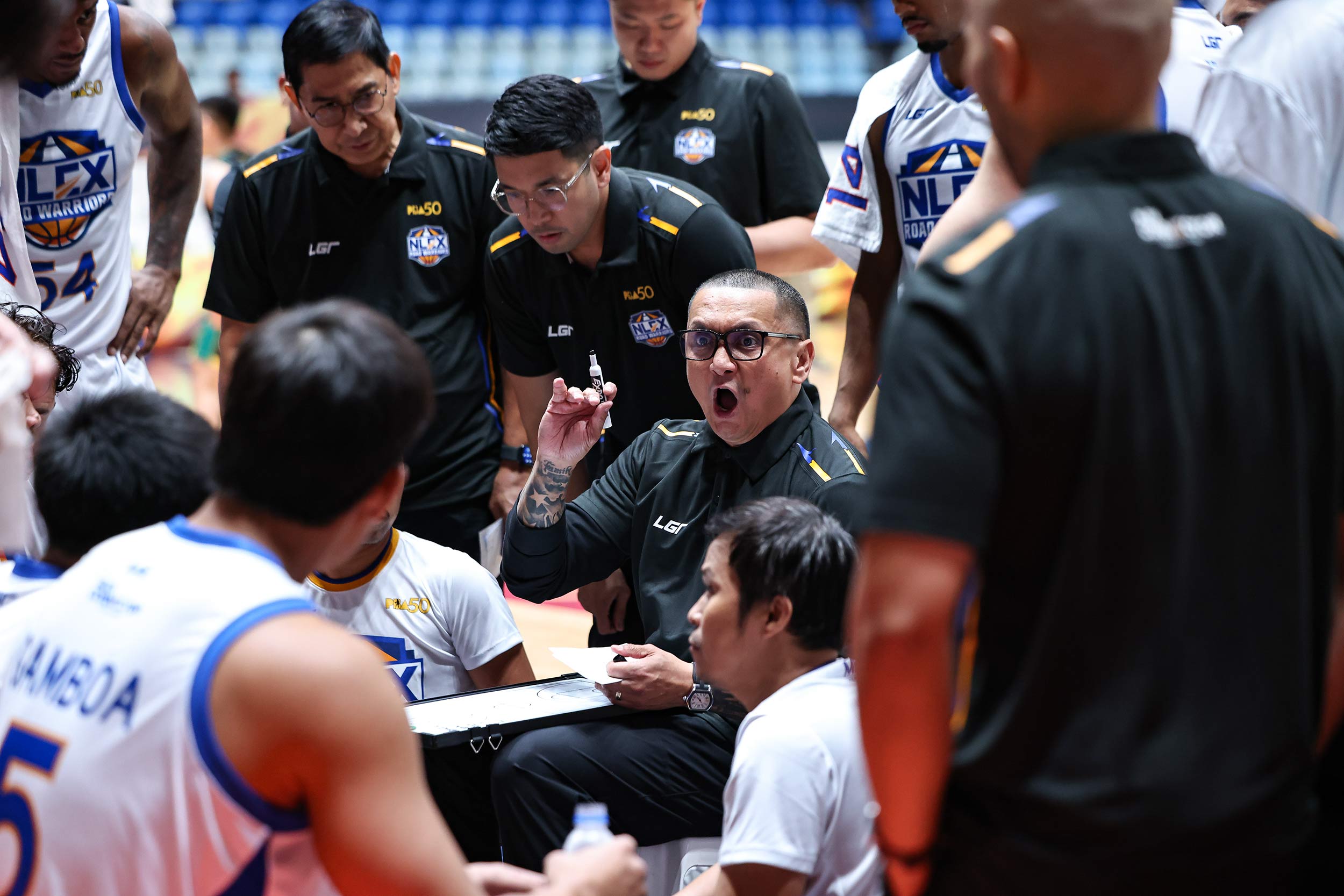 O novo técnico do NLEX, Jimmy Alapag, durante uma reunião em sua estreia na PBA Governors' Cup de 2026.