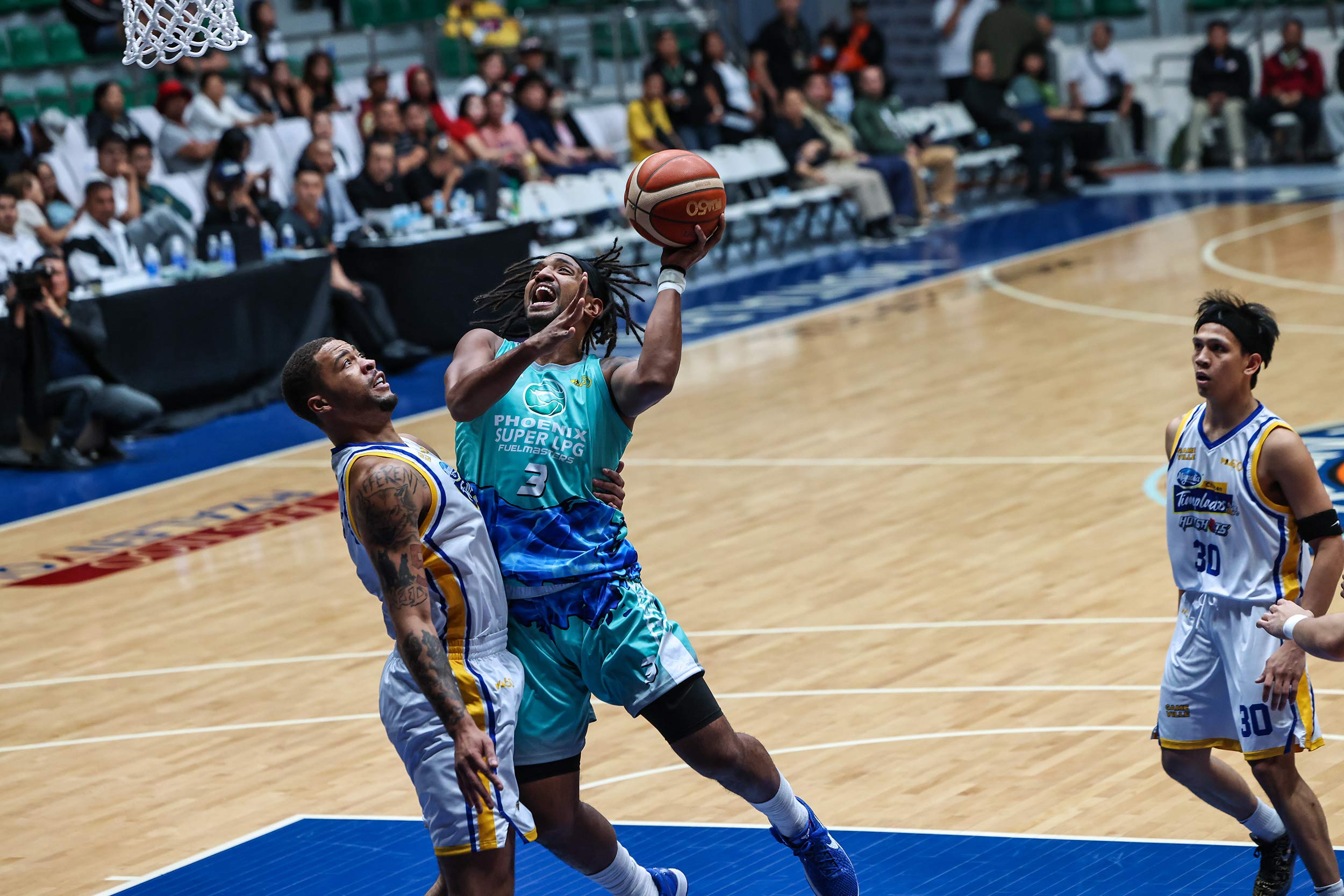 Jason Perkins, do Phoenix Fuel Masters, durante um jogo contra Magnolia Hotshots na Copa dos Governadores do PBA de 2026. –IMAGENS PBA