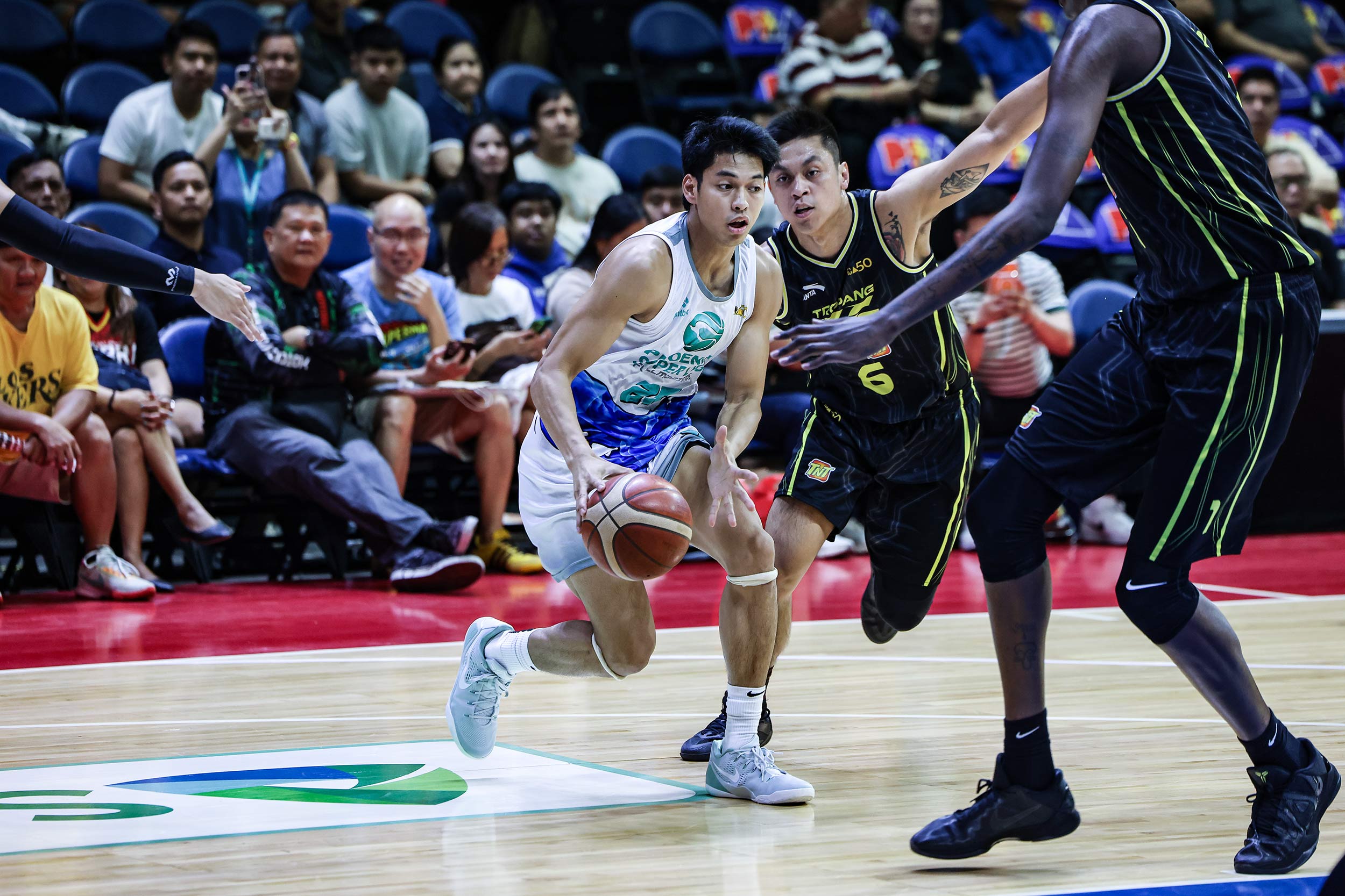 Ricci Rivero, do Phoenix Fuel Masters, durante um jogo contra o TNT Tropang 5G na PBA Commissioner's Cup.