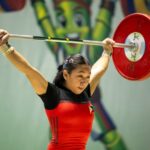 A levantadora de peso filipina Alexsandra Ann Diaz em ação durante o Campeonato Mundial Juvenil.