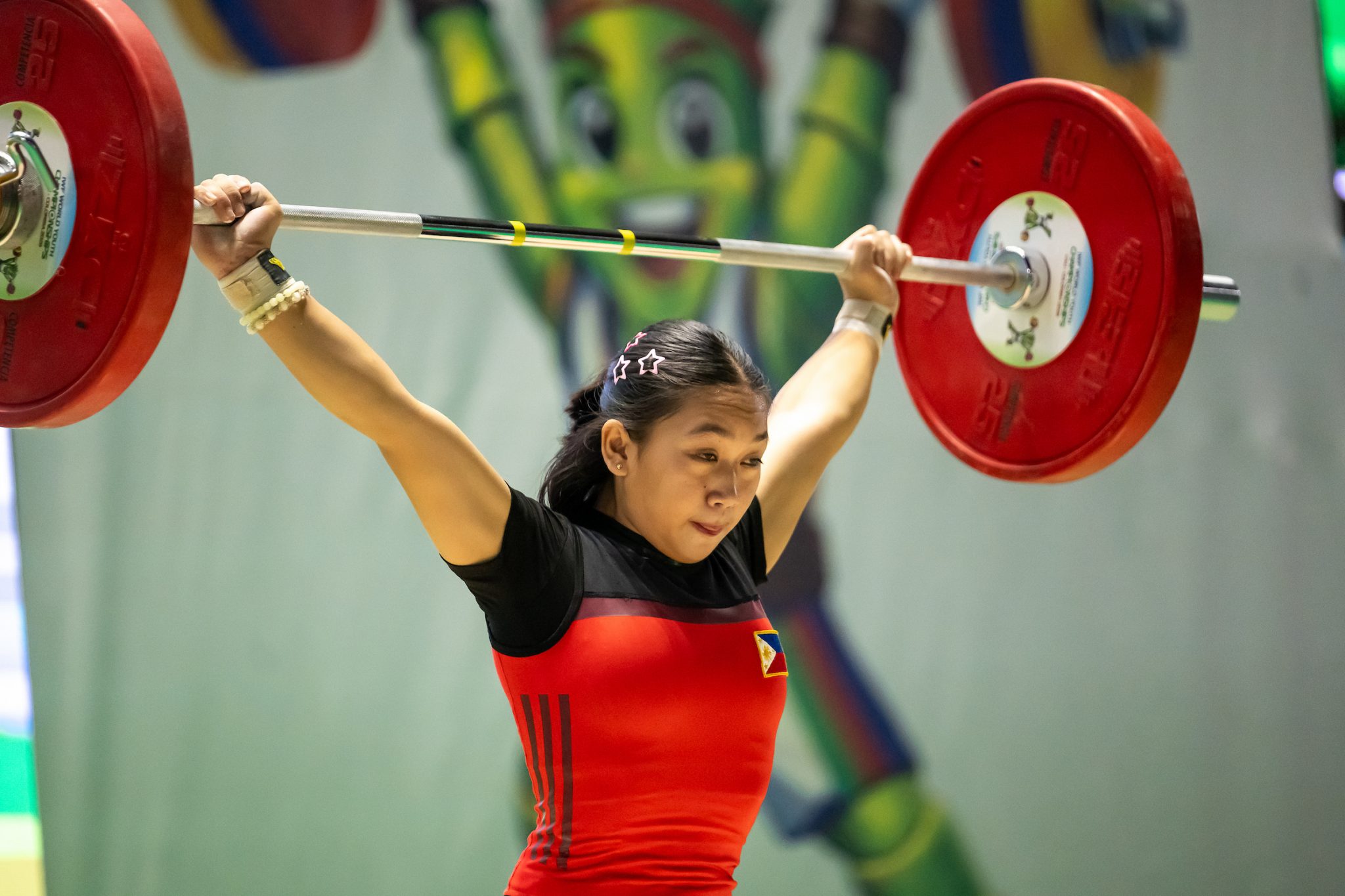 A levantadora de peso filipina Alexsandra Ann Diaz em ação durante o Campeonato Mundial Juvenil.