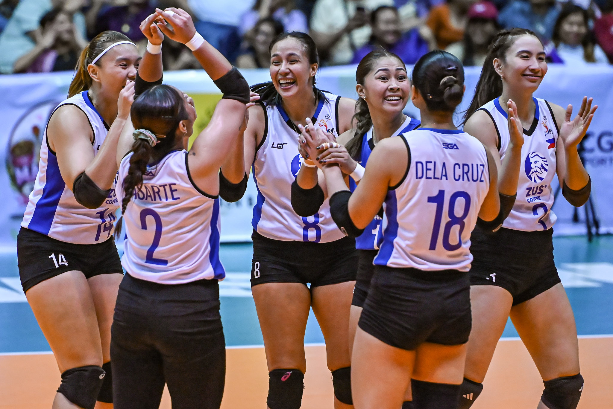 ZUS Coffee Thunderbelles durante um jogo contra Choco Mucho Flying Titans no 2026 PVL on Tour