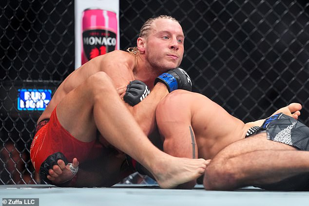 Paddy 'The Baddy' Pimblett facilitou o trabalho de Benoit Saint-Denis no UFC 329 com uma finalização profissional no primeiro round que deixou o público de Las Vegas histérico.