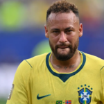 Pai de Neymar faz apelo emocionado após aposentadoria do astro brasileiro
