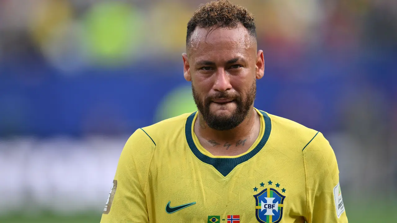 Pai de Neymar faz apelo emocionado após aposentadoria do astro brasileiro