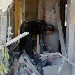 Palestinos em Gaza vasculham casas destruídas por ataques israelenses