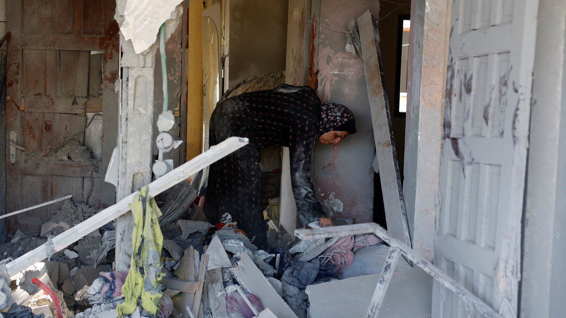 Palestinos em Gaza vasculham casas destruídas por ataques israelenses