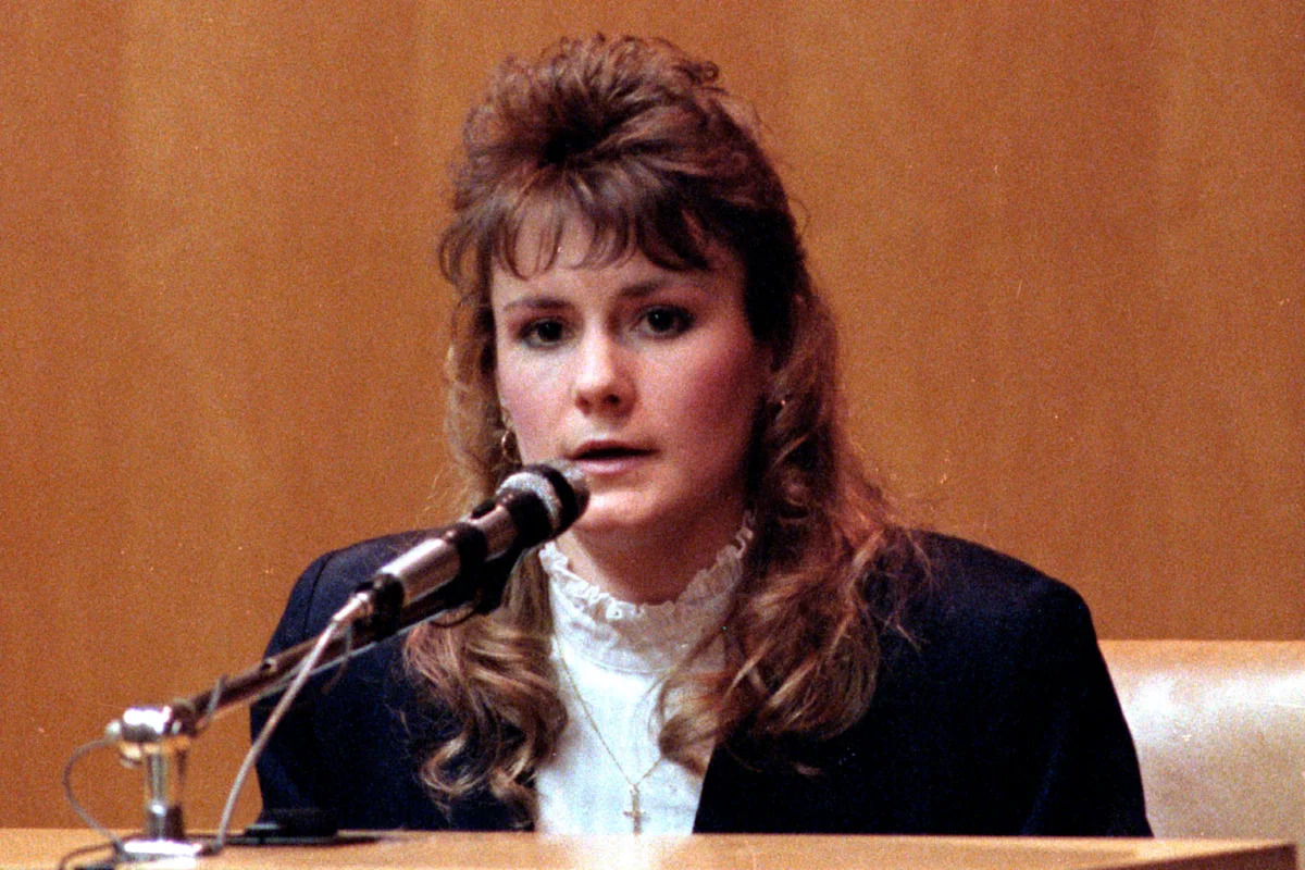 Pamela Smart, cumprindo prisão perpétua, busca um novo julgamento enquanto um juiz de New Hampshire avalia sua última petição