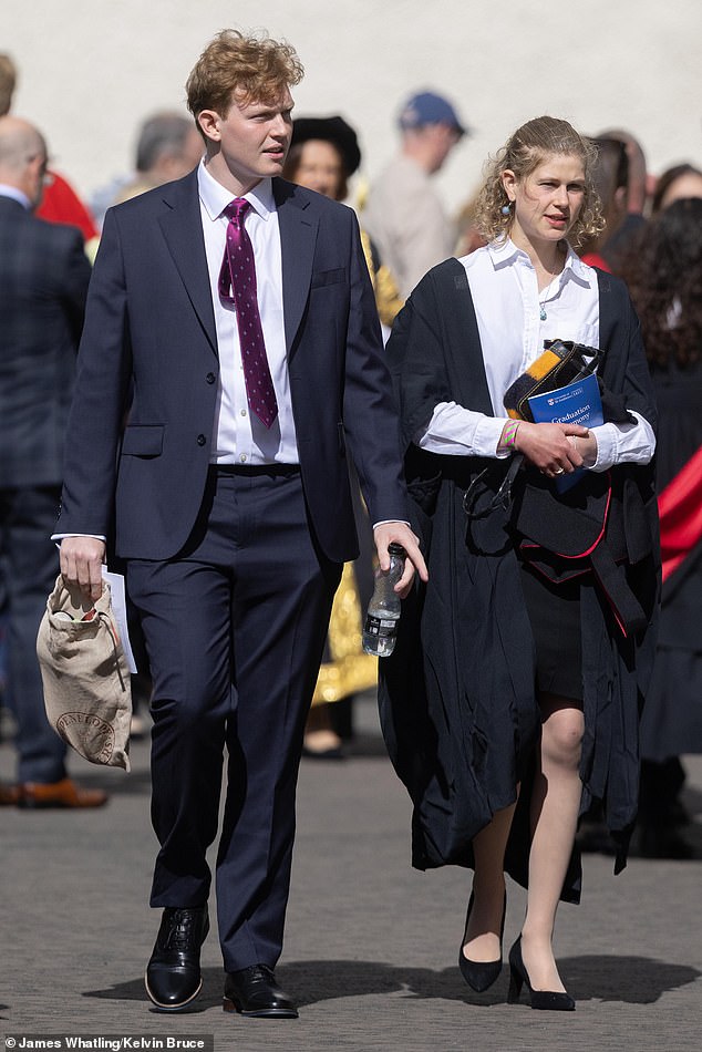 Lady Louise Windsor se formou na St Andrew's University com bacharelado em inglês