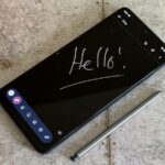 Um smartphone com vários aplicativos conectados e ícones de nuvem ao seu redor.