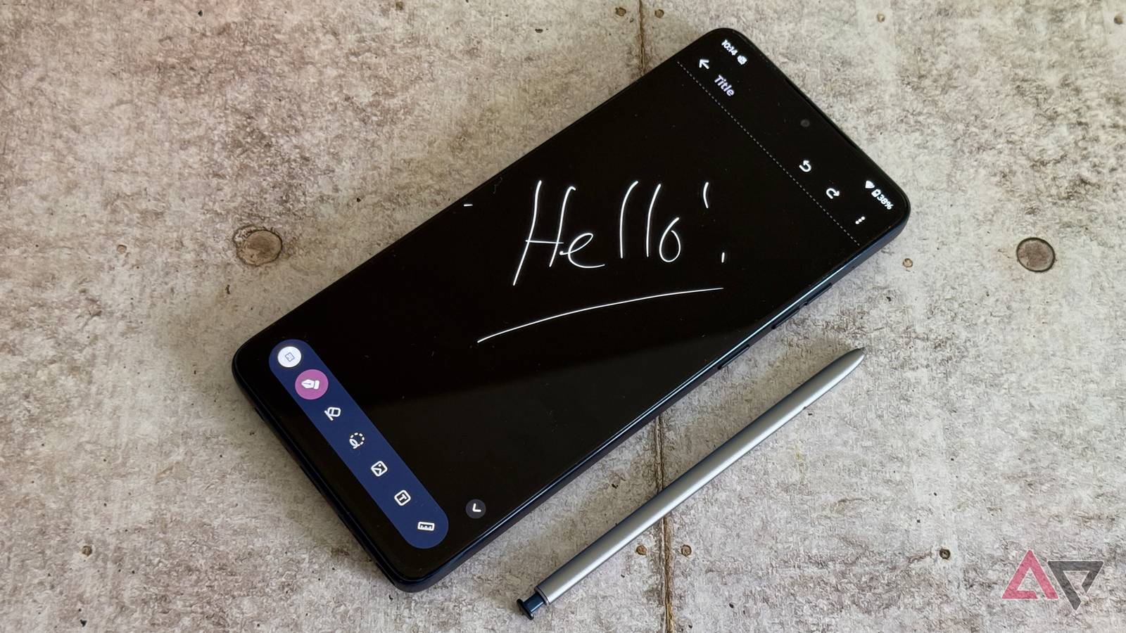 Um smartphone com vários aplicativos conectados e ícones de nuvem ao seu redor.