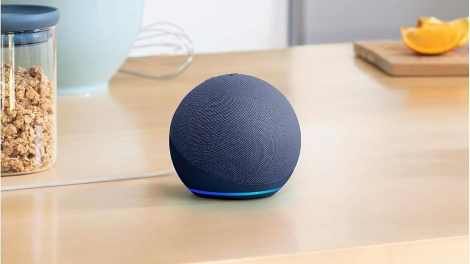 Alto-falante inteligente Amazon Echo branco em uma superfície de madeira com alguns ícones de habilidades do Alexa flutuando acima dele.