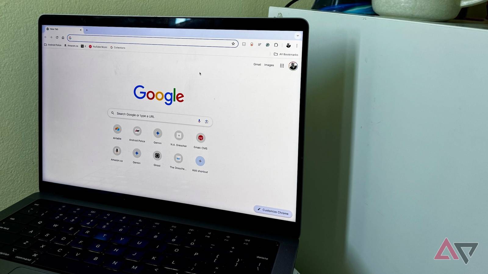 Um globo com uma barra de endereço da web cercada pelos ícones do Chrome, Firefox, Opera e Samsung Internet.